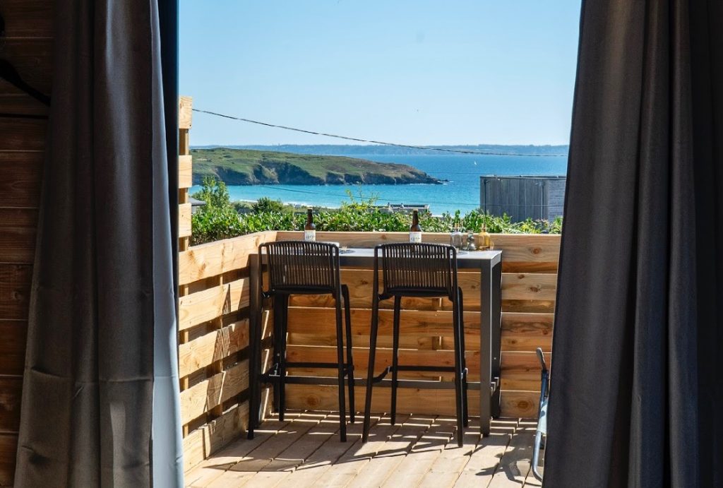 Terrasse de la Roulotte Youline à deux pas du GR34 à Telgruc-sur-Mer sur la Presqu'ïle de Crozon dans le Finistère en Bretagne.