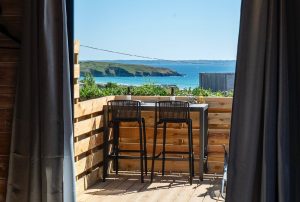 Terrasse de la Roulotte Youline à deux pas du GR34 à Telgruc-sur-Mer sur la Presqu'ïle de Crozon dans le Finistère en Bretagne.